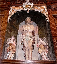 Le groupe sculpté du Christ couronné d'épines, terre cuite polychromée du frère Croulière, vers 1650.