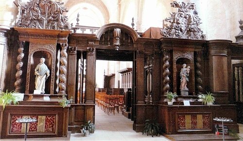 À l'intérieur de l'église abbatiale de Nouaillé, le jubé confectionné entre 1661/1664 et 1693 par le sculpteur poitevin Jean Girouard et le menuisier du village René Thourin.