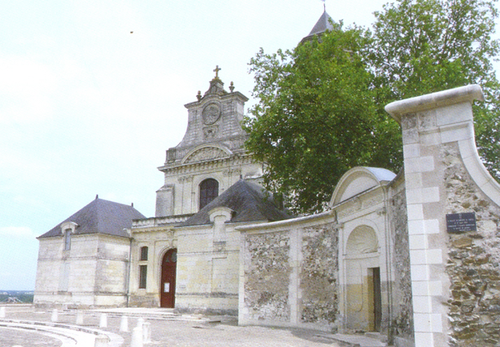 Façade de l'église abbaitiale de Saint-Florent-Le-Viel : une reconstitution mauriste (Photo : M.L)